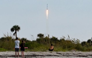 SpaceX登陆纳斯达克前夕，在佛罗里达州发射猎鹰9号火箭