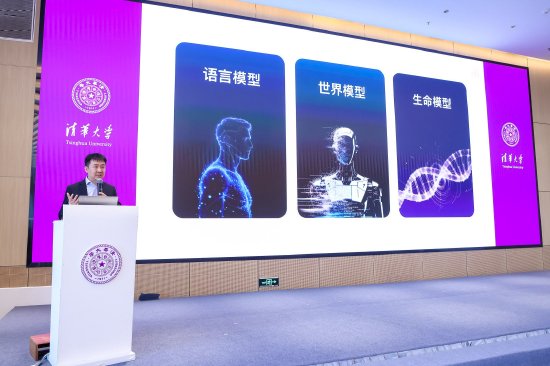 百川智能发布新一代医疗大模型M4与AI家庭医生百小医	，王小川：AI真正进入医疗必须依靠医疗增强大模型  第1张