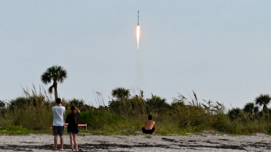 SpaceX登陆纳斯达克前夕，在佛罗里达州发射猎鹰9号火箭  第1张